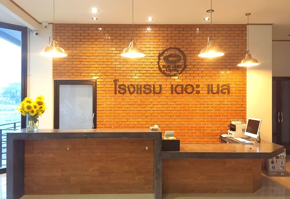 บรรยากาศส่วนกลางและด้านหน้าโรงแรม The Nest Hotel Phichit