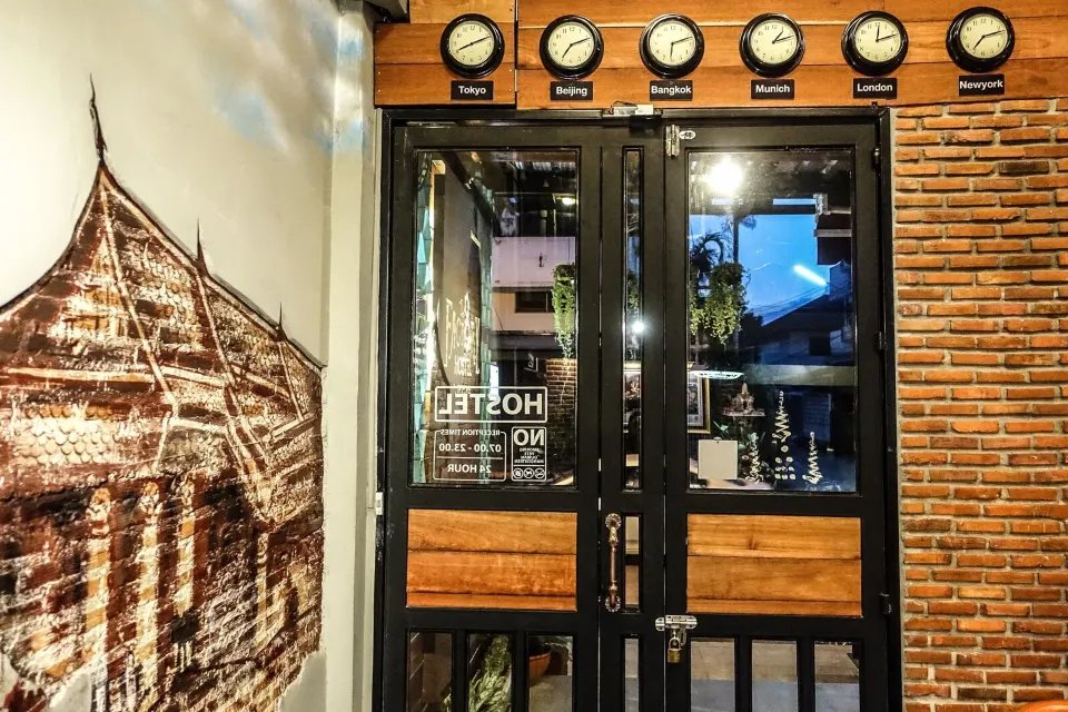 อาคารและคาเฟ่ของ The 8 Factory Hostel สไตล์อินดัสเทรียล