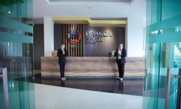 ห้องพักภายใน Dragon River Avenue ตกแต่งโทนอบอุ่น เตียงนุ่ม ทีวีจอแบน