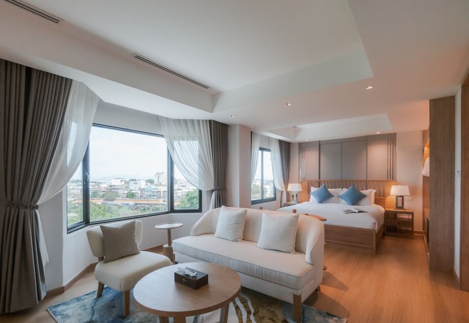 อาคารริมแม่น้ำน่านของ The Grand Riverside Hotel พิษณุโลก