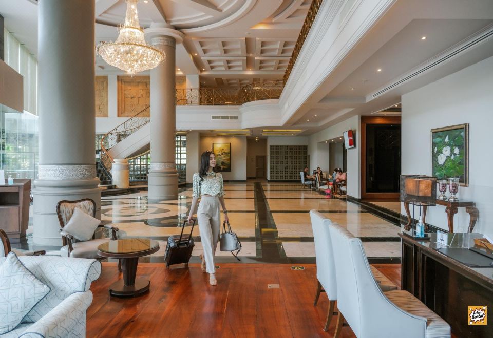 ห้องพักของ The Grand Riverside Hotel ตกแต่งเรียบ เตียงนุ่ม วิวเมือง