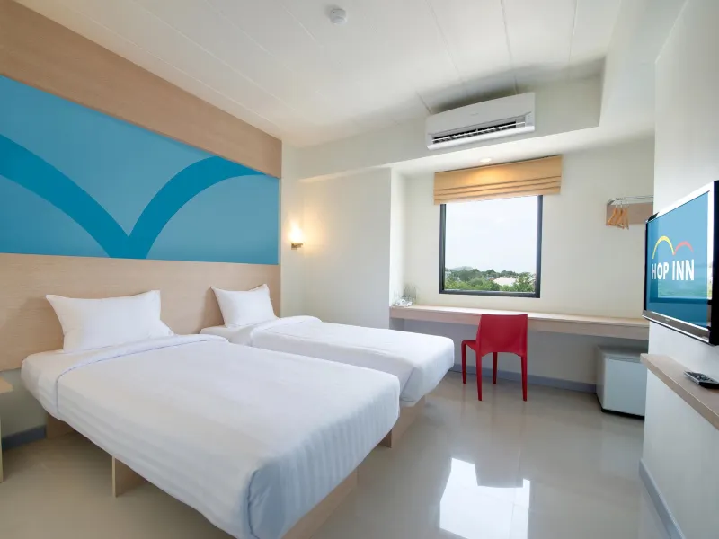 ห้องมาตรฐานของ Hop Inn Phitsanulok ตกแต่งเรียบ สะอาด เตียงนุ่ม