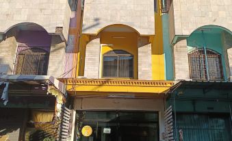 ห้องส่วนตัวของ Sendee Hostel พิษณุโลก ตกแต่งเรียบ สะอาด มีเครื่องปรับอากาศ