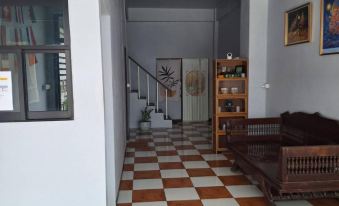 มุมห้องพักของ Sendee Hostel พร้อมทีวีจอแบนและตู้เย็น