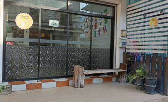 บรรยากาศตัวอาคารและทางเข้า Sendee Hostel ย่าน บขส.เก่า ถนนมิตรภาพ