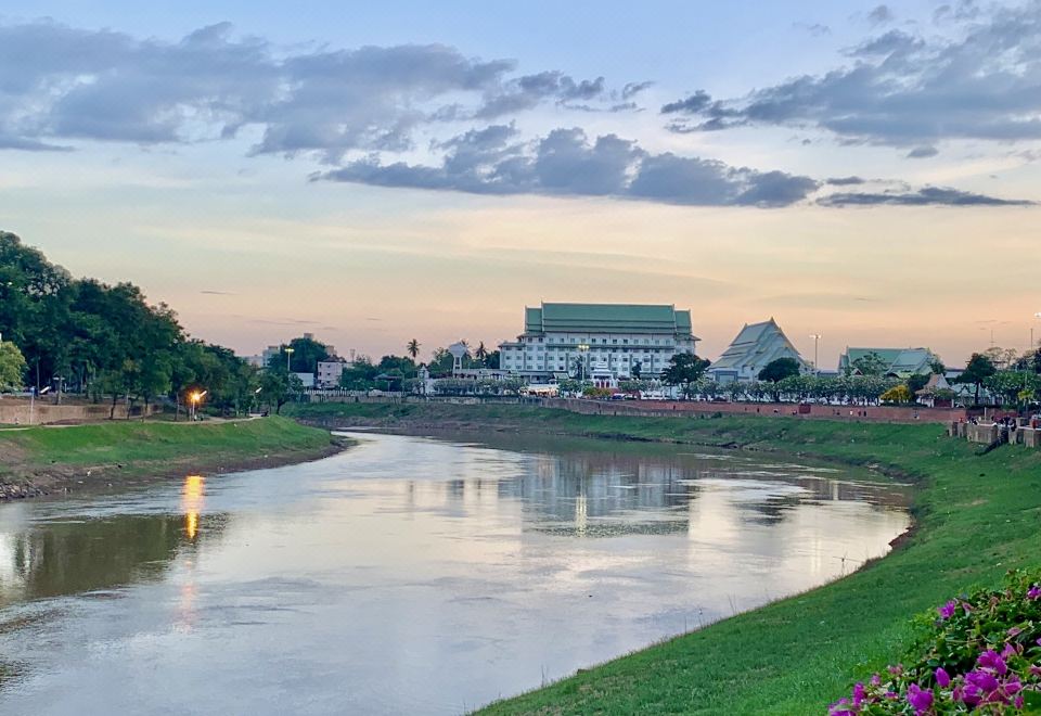 ห้องพัก Deluxe ของ Wangchan Riverview ตกแต่งโทนเรียบ เตียงนุ่ม เครื่องปรับอากาศ
