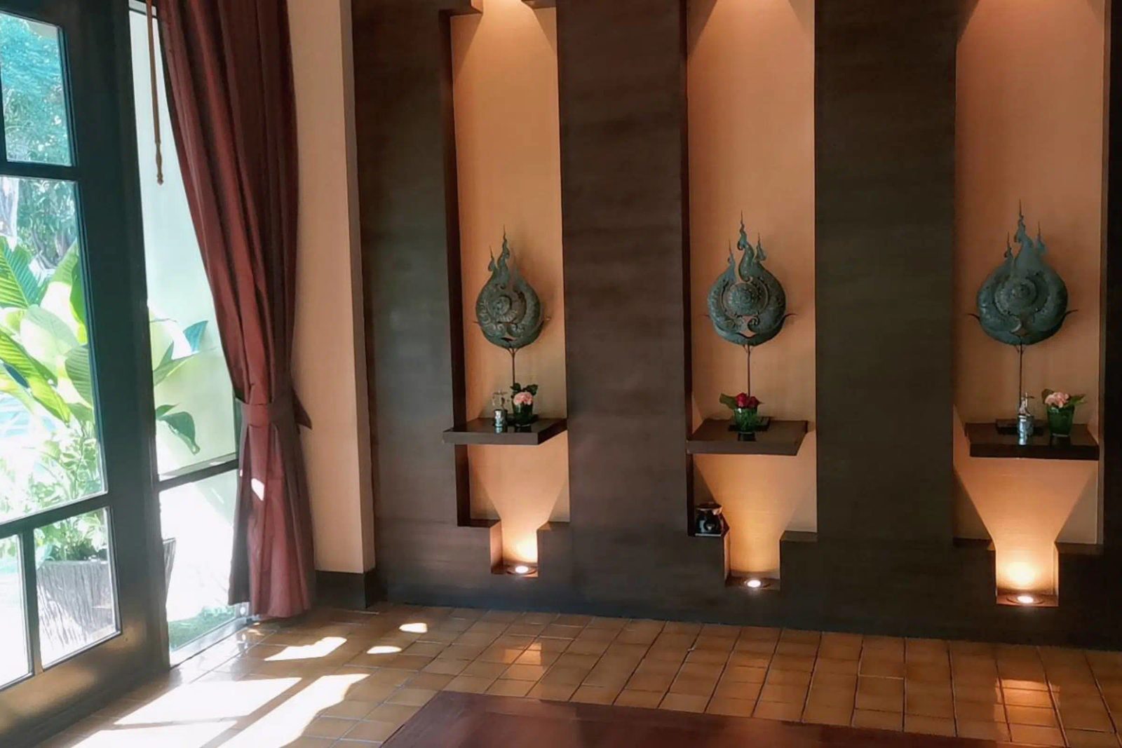 อาคารบูทีคสองชั้นของ Yodia Heritage Hotel ตกแต่งไม้สีเข้มริมแม่น้ำน่าน