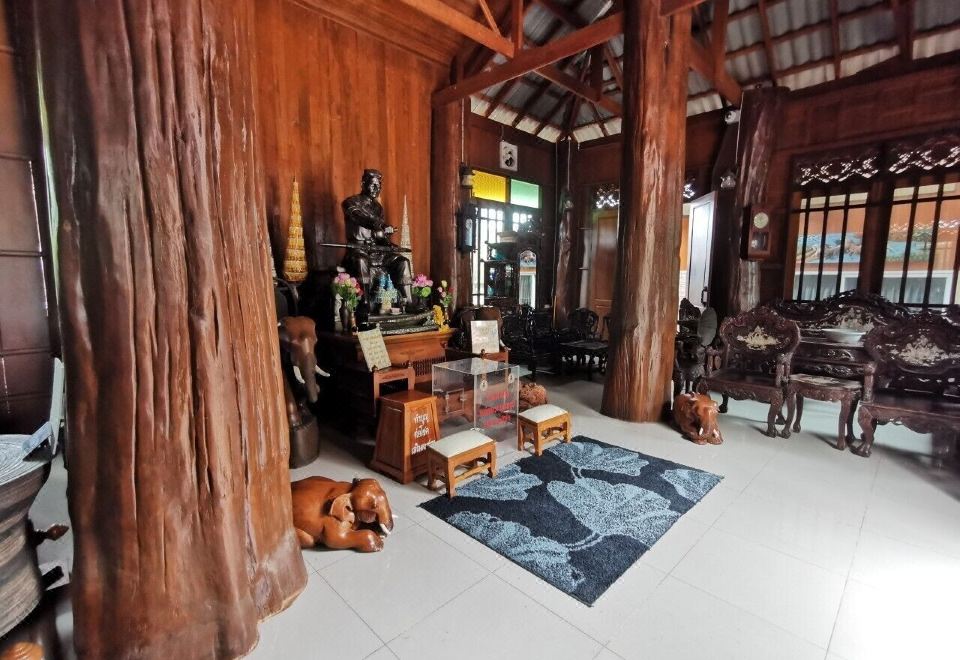 บ้านไม้สักสองชั้นของ Baanthep Antique Homestay แพร่ พร้อมของสะสมโบราณจัดแสดง