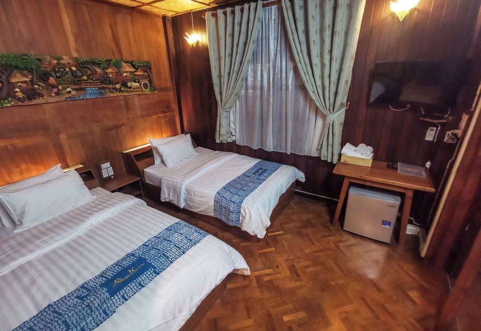 ห้องพักในเรือนไม้เก่า ตกแต่งด้วยเฟอร์นิเจอร์โบราณและของสะสม