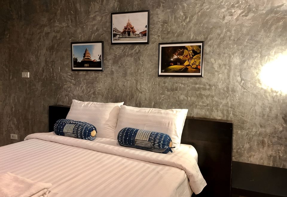 ภายนอกอาคารปูนเปลือยสไตล์ลอฟต์ของ Come Moon Loft Hotel ริมแม่น้ำยม เมืองแพร่