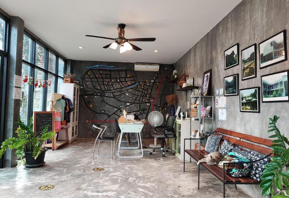 มุมห้องอาหารและพื้นที่ส่วนกลางของ Come Moon Loft Hotel ตัวเมืองแพร่