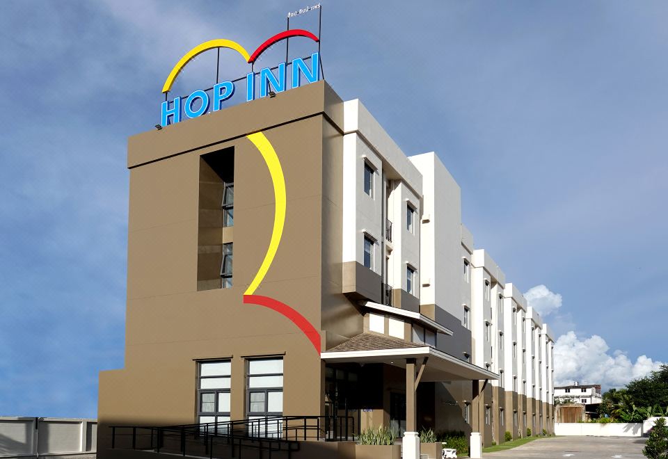 ห้องมาตรฐานของ Hop Inn Phrae ตกแต่งเรียบ สะอาด เตียงนุ่ม