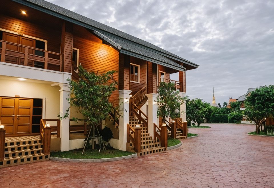 บรรยากาศบ้านพักอบอุ่นสไตล์ล้านนาของ Huen Him Kong Hotel กลางเมืองเก่าแพร่