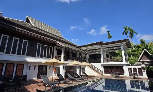 สระว่ายน้ำเกลือกลางแจ้งของ Huern Na Na Boutique Hotel กลางเมืองแพร่