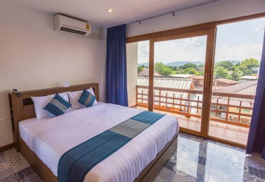ห้องพักโทนครามขาวของ The Indigo House Phrae ตกแต่งด้วยผ้าหม้อห้อม