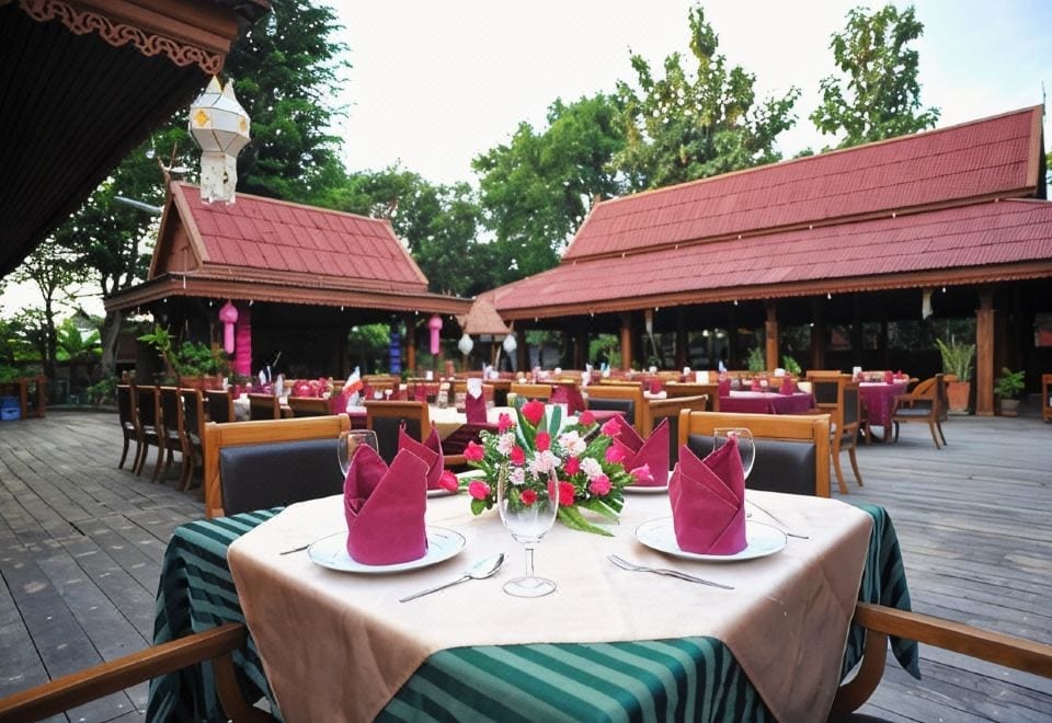 ร้านอาหารและมุมนั่งทานของ Maeyom Palace Hotel แพร่ บรรยากาศโปร่งสบาย