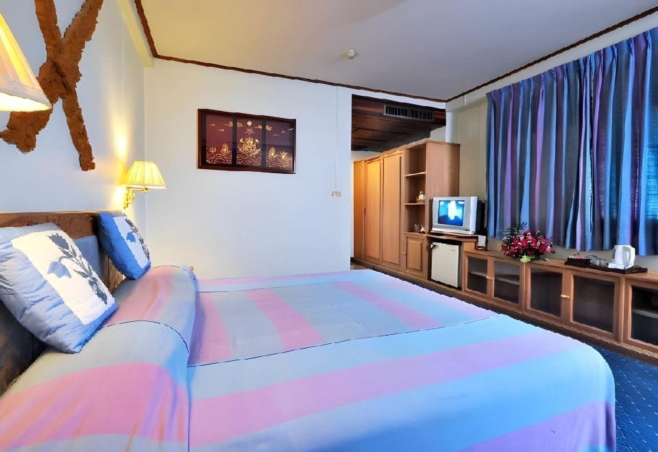 บรรยากาศภายในโรงแรม Maeyom Palace Hotel แพร่ งานไม้โทนอบอุ่น