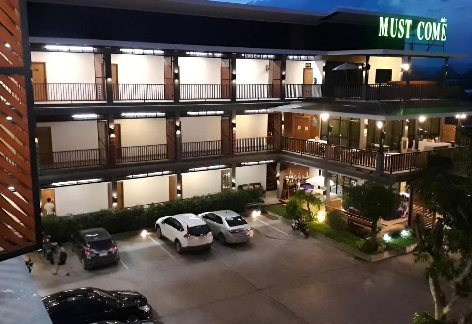 บรรยากาศภายนอกและพื้นที่นั่งเล่นของ Must Come Boutique Hotel แพร่