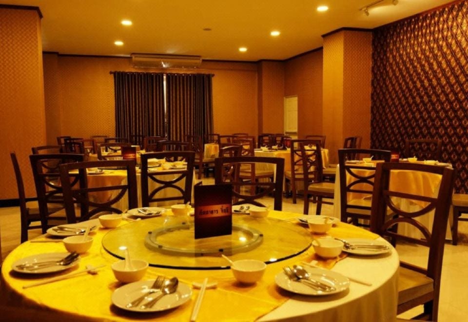 ห้องพักของโรงแรมแพร่นครา โทนอบอุ่นพร้อมสิ่งอำนวยความสะดวกพื้นฐานครบ