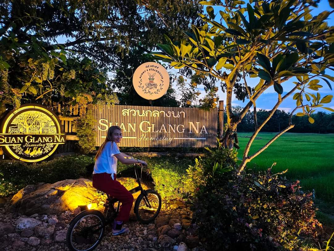 ห้องพักแนวธรรมชาติของ SuanGlangNa ตกแต่งเรียบอบอุ่น เตียงนอนสบาย
