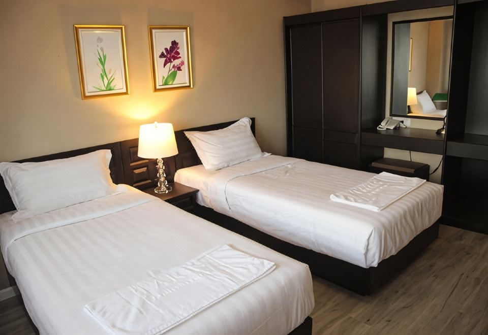 มุมห้องพักของ Taris Art Hotel Phrae พร้อมโต๊ะทำงานและสิ่งอำนวยความสะดวกพื้นฐาน
