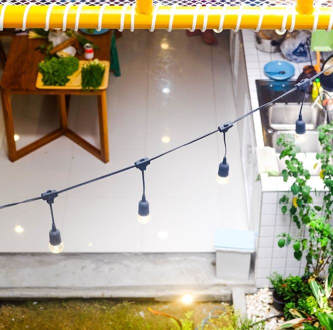 เตียงดอร์มของ Aekkeko Hostel ภูเก็ต มีม่านกั้นส่วนตัวและล็อกเกอร์ใต้เตียง
