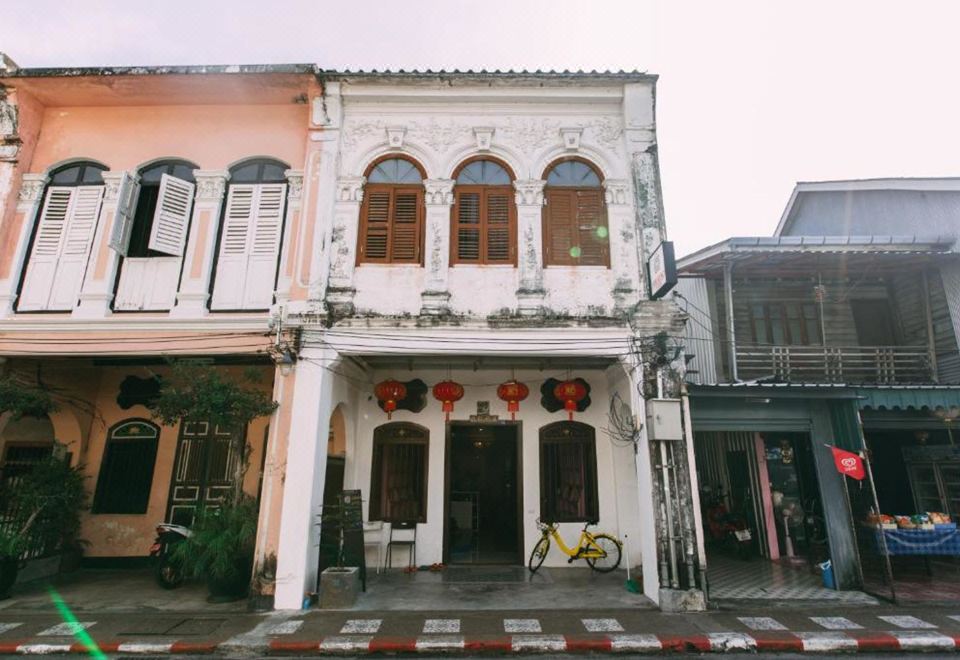 พื้นที่คอมมอนนั่งเล่นของ Aekkeko Hostel ตกแต่งสไตล์โบฮีเมียนอบอุ่น