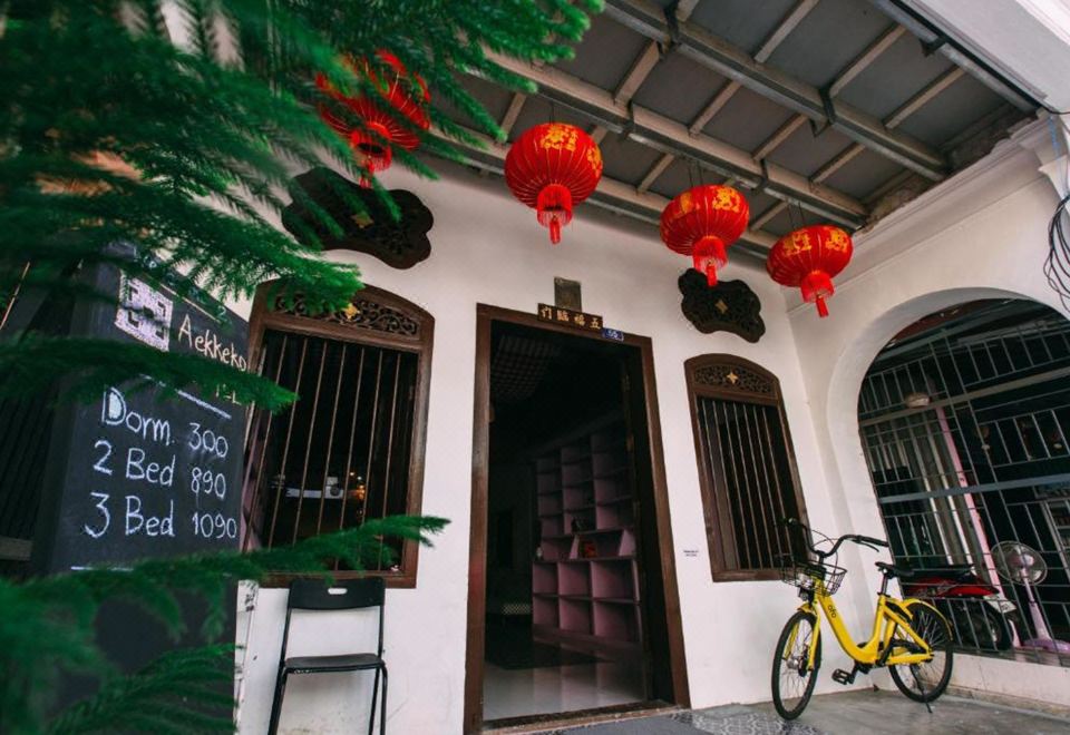ครัวรวมและมุมทำอาหารของ Aekkeko Hostel ในย่านเมืองเก่าภูเก็ต