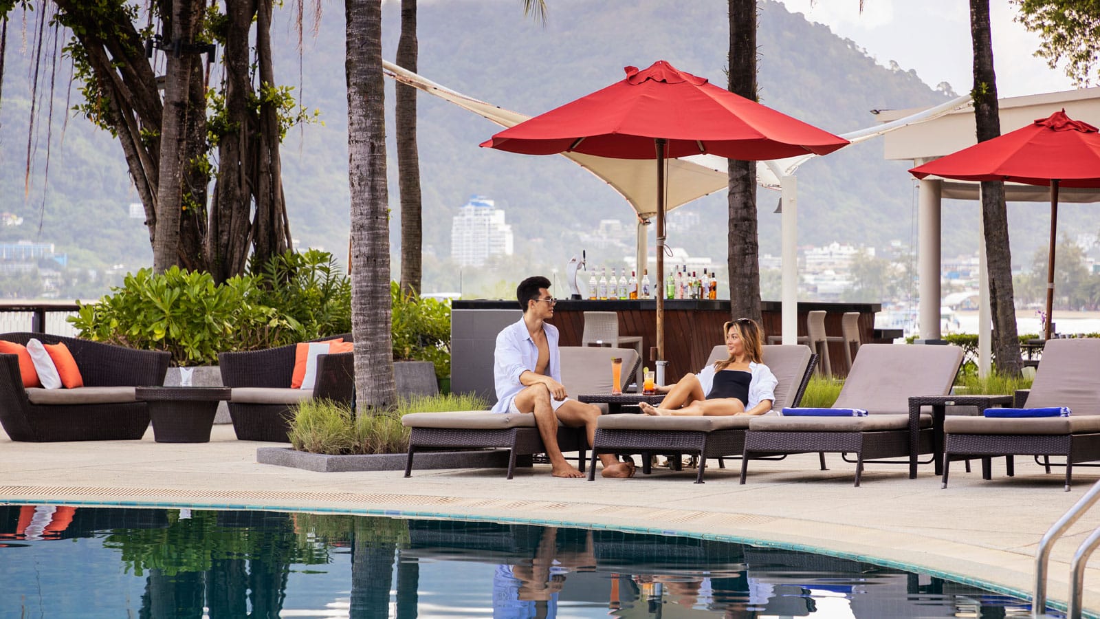 สระว่ายน้ำกลางแจ้งของ Amari Phuket มองออกไปเห็นอ่าวป่าตองและท้องทะเล