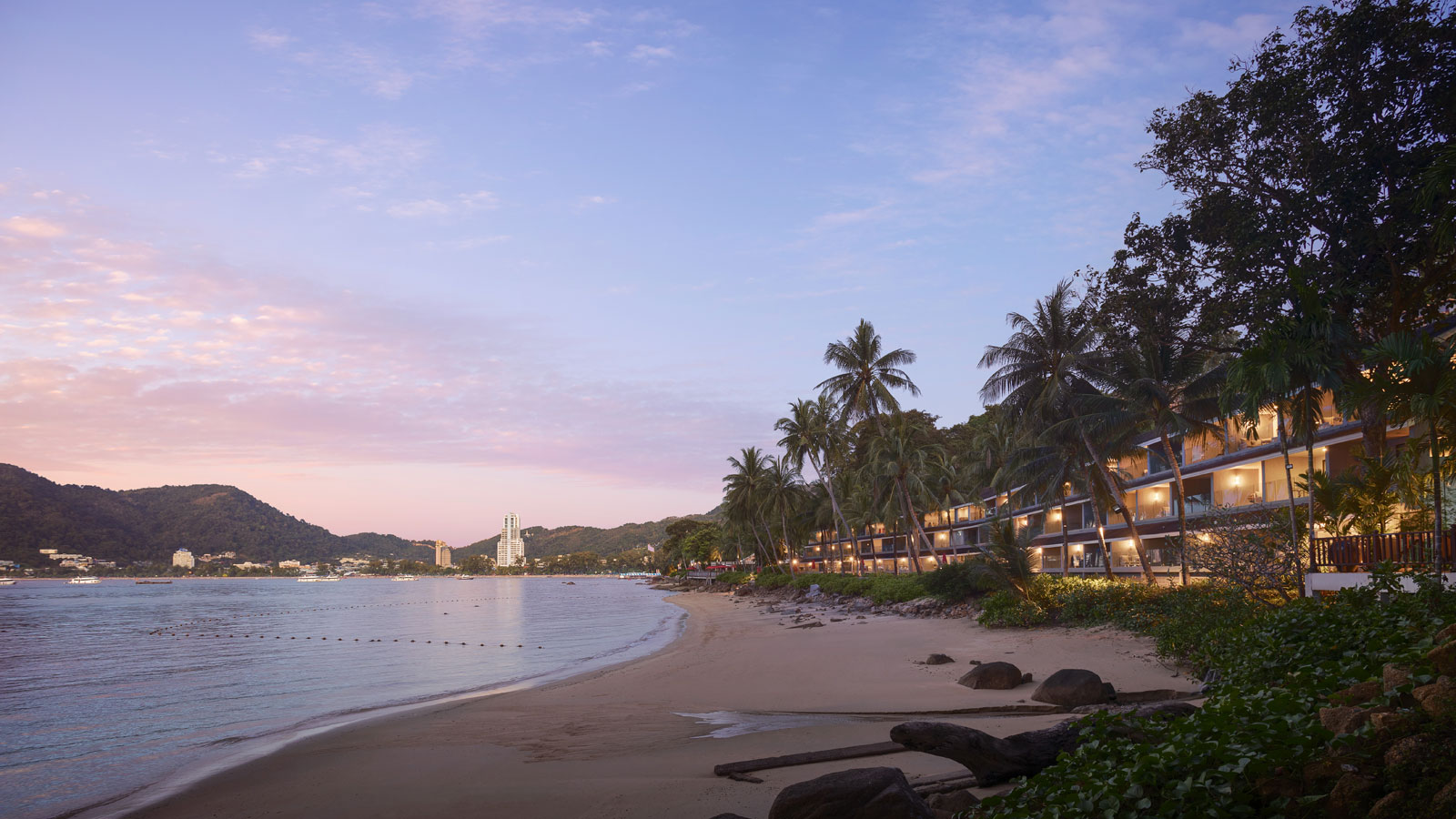 หาดเล็กส่วนตัวและหัวแหลมหินปลายหาดป่าตองหน้ารีสอร์ต Amari Phuket