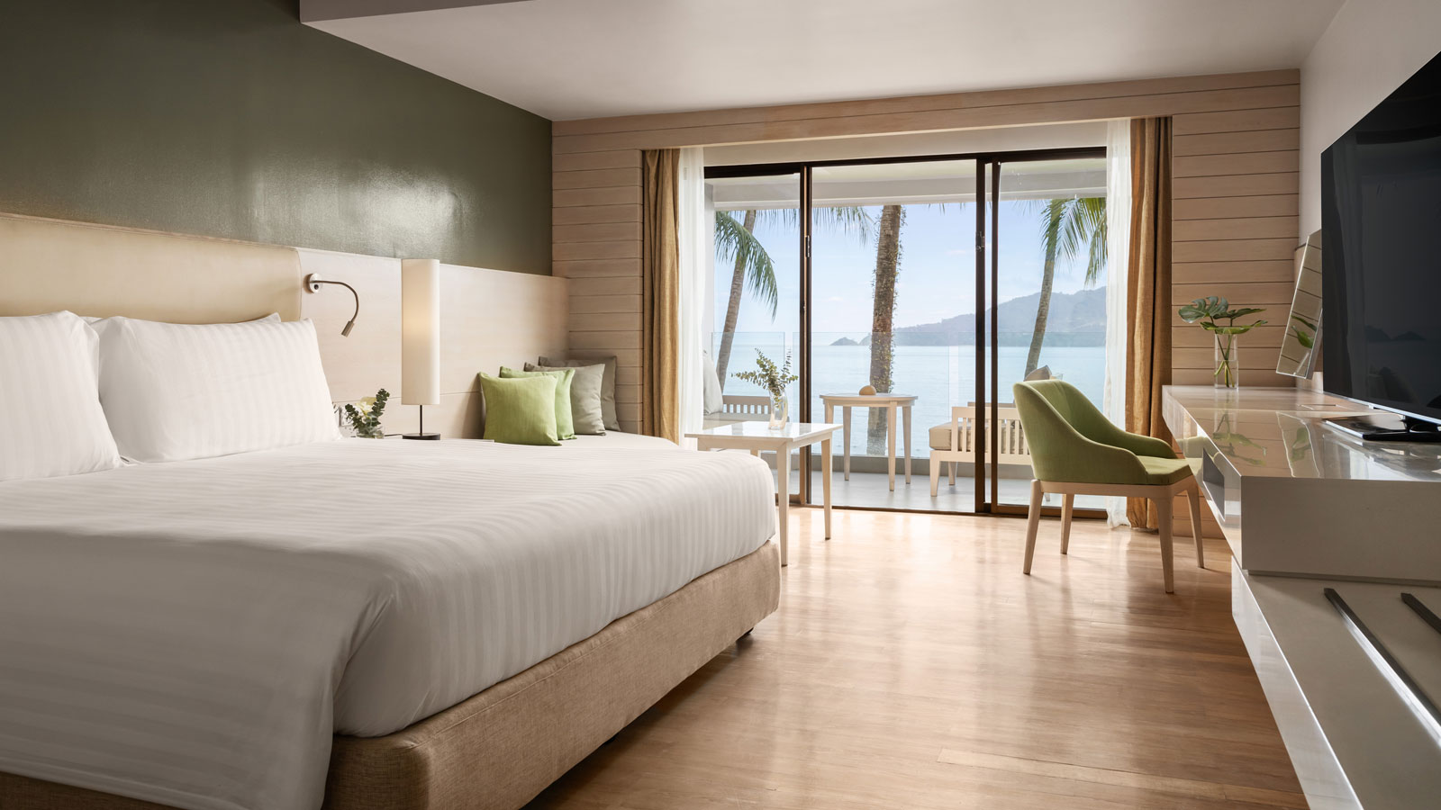ห้อง Deluxe Ocean Front มีระเบียงส่วนตัว เตียง King มองวิวทะเลป่าตอง
