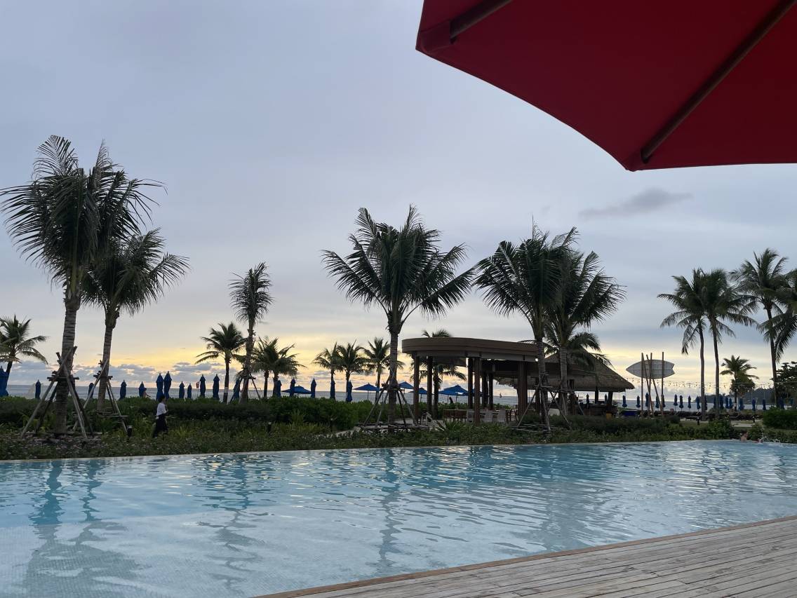 สระว่ายน้ำริมหาดของ XANA Beach Club ที่ Angsana Laguna Phuket ยามเย็น มองเห็นทะเลบางเทา