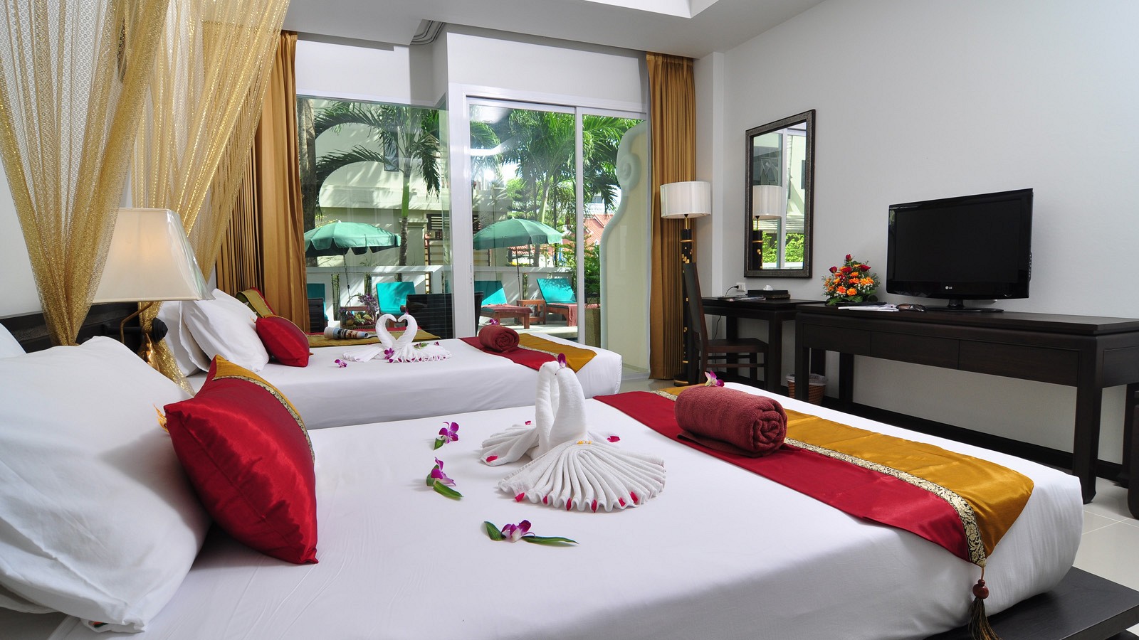 ห้อง Premier ของ Baan Karonburi Resort ระเบียงส่วนตัวมองเห็นสระว่ายน้ำในสวน