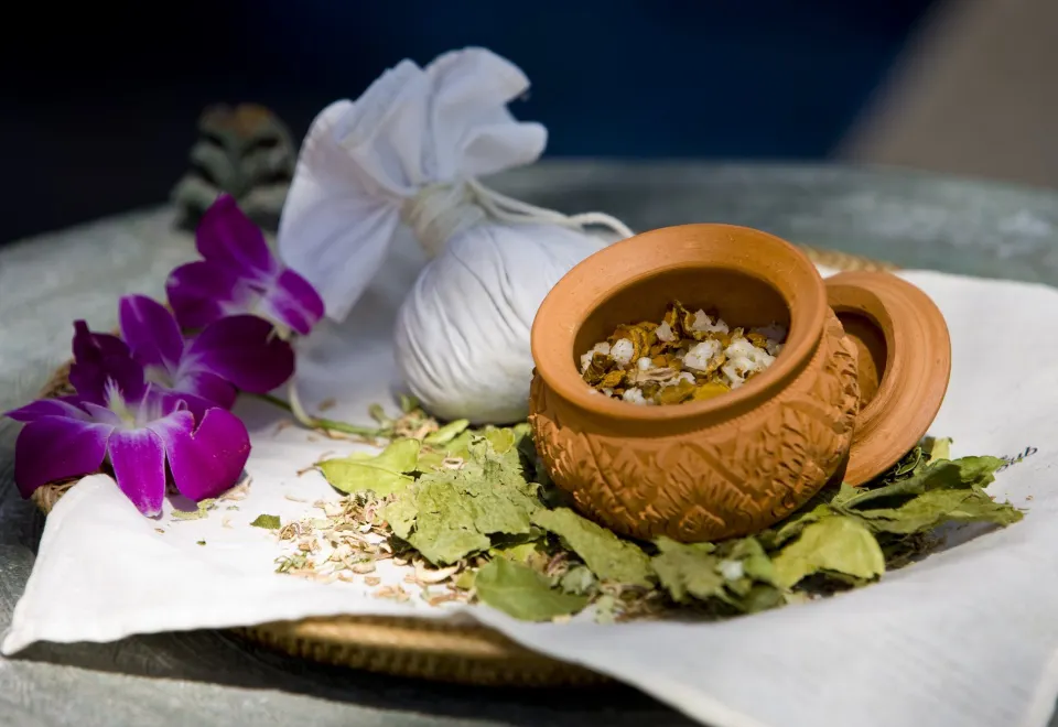 ห้องทรีตเมนต์ของสปา Banyan Tree บรรยากาศเงียบสงบโทนไม้และผ้าไทย