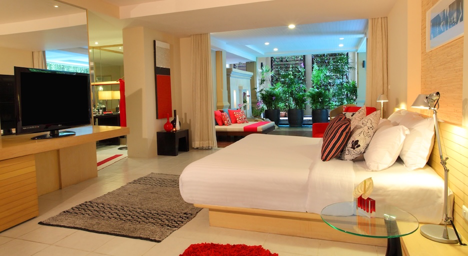 ห้อง Glam Splash ของ Burasari Phuket ห้องกว้างโทนอบอุ่นพร้อมมุมพักผ่อนและจากุซซี่ส่วนตัว