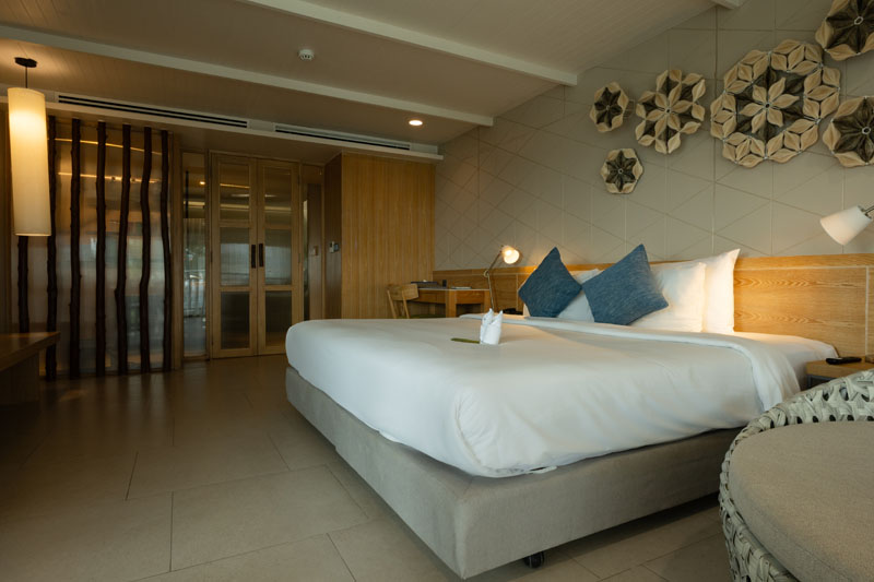 ห้อง Honeymoon Suite ของ Andaman Cannacia ตกแต่งโทนอุ่นพร้อมระเบียงส่วนตัววิวทะเล