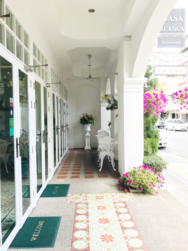 ระเบียงทางเข้าโรงแรม Casa Blanca พื้นกระเบื้องเปอรานากันและดอกเฟื่องฟ้าริมถนนภูเก็ต