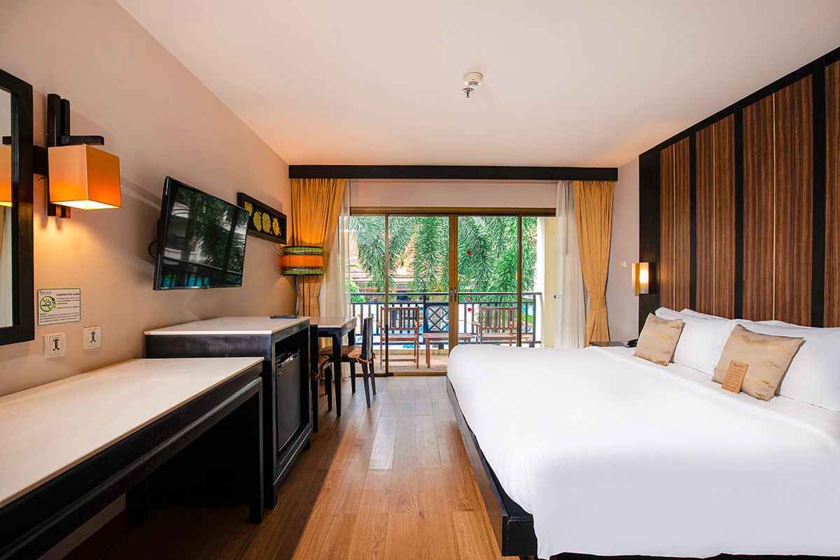 ห้อง Deluxe ของ Deevana Patong Resort & Spa ตกแต่งโทนไม้อบอุ่นสไตล์รีสอร์ตเขตร้อน