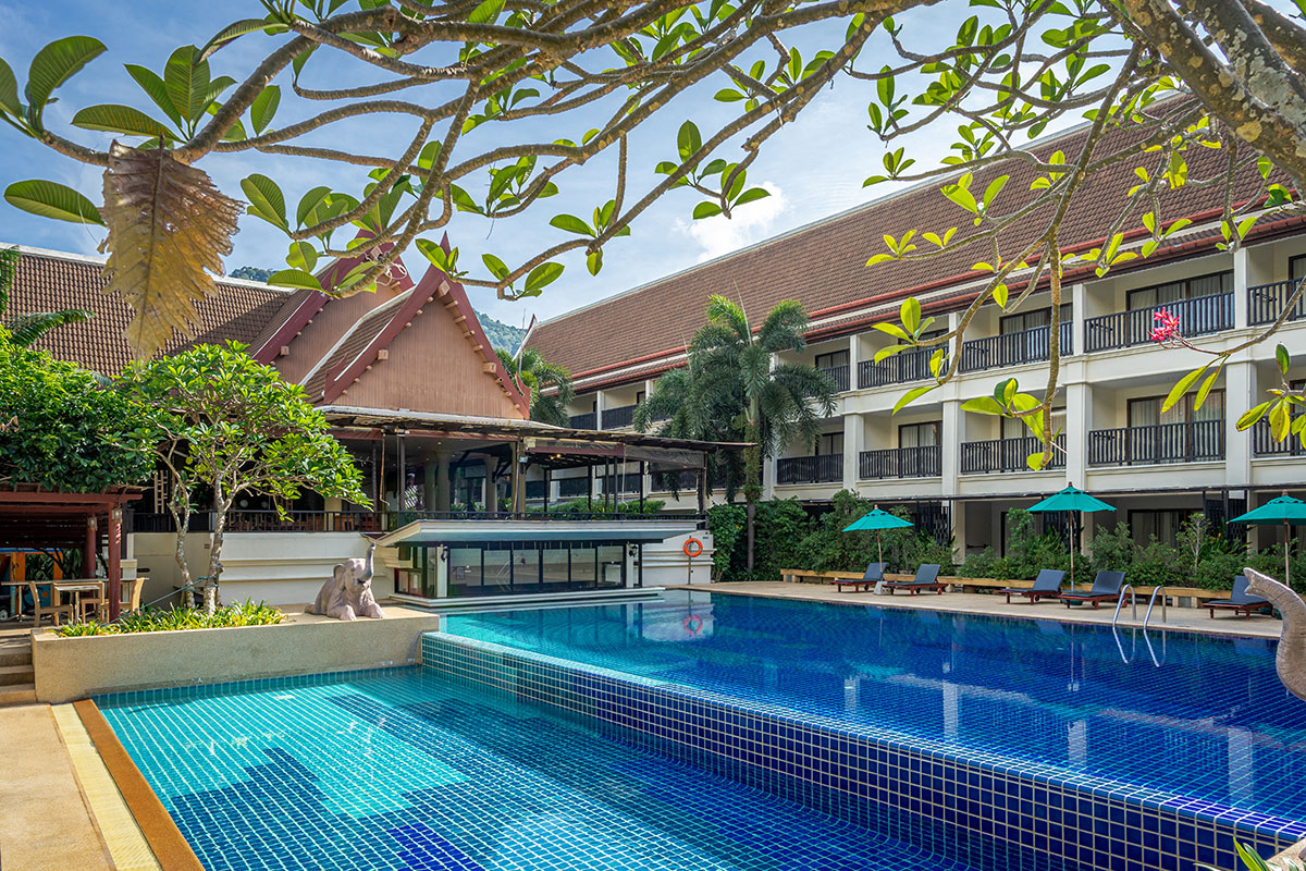 ภาพรวมสวนเขตร้อนและอาคารพักของ Deevana Patong Resort & Spa ใจกลางป่าตอง