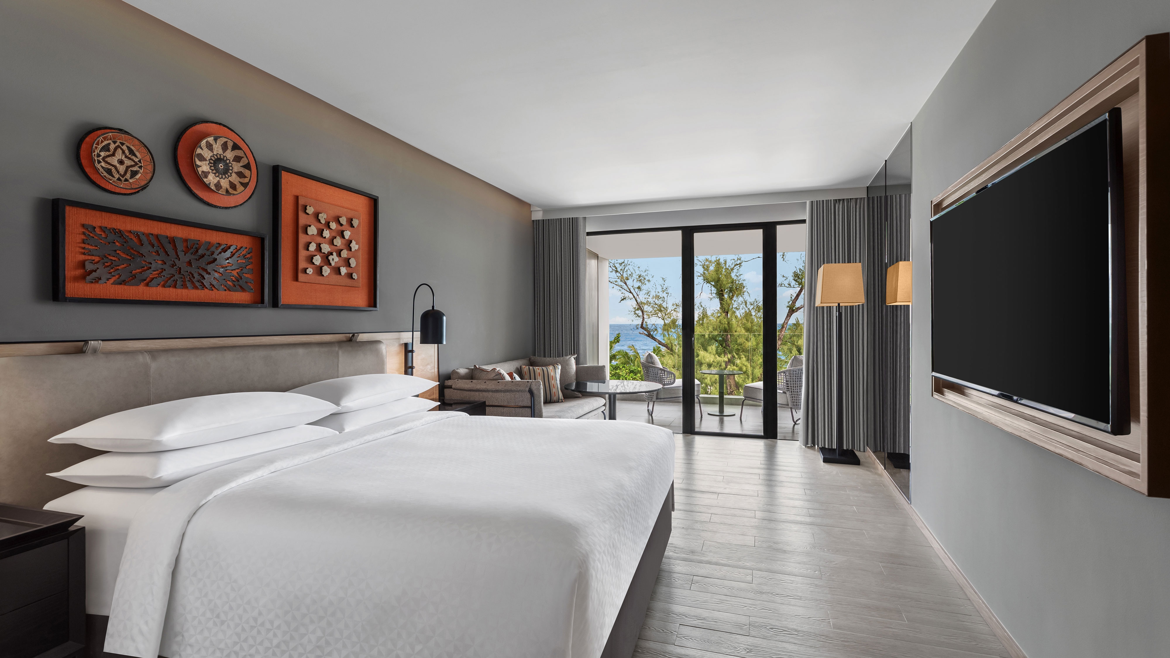 ห้อง Deluxe Ocean View Balcony ของ Four Points ป่าตอง พร้อมระเบียงวิวทะเลอันดามัน