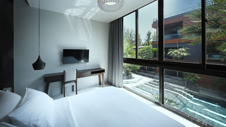 ห้องพูลสวีทของ Glam Habitat พร้อมสระว่ายน้ำส่วนตัวและมุมนั่งเล่นตกแต่งหินอ่อน