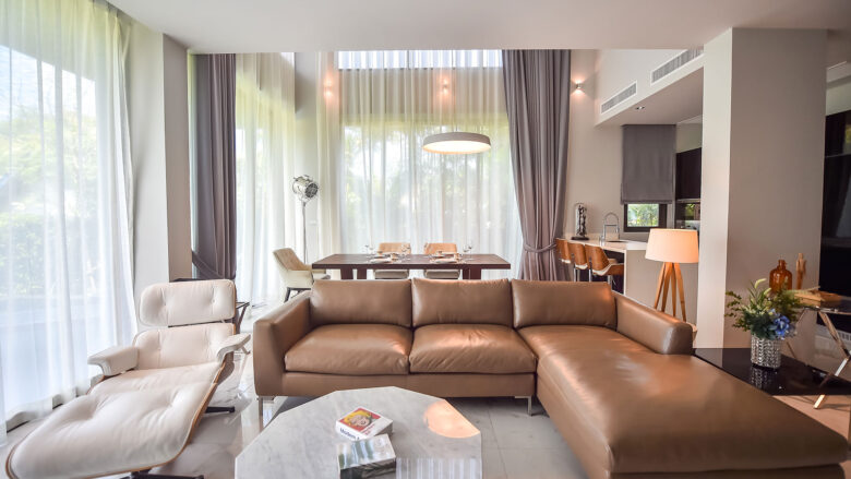 ห้องนั่งเล่นและครัวเปิดในห้องสไตล์อพาร์ตเมนต์ของ Glam Habitat