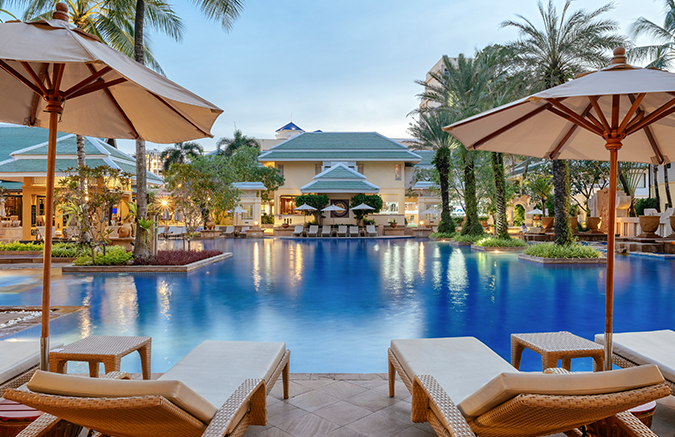 สระลากูนของ Busakorn Premium Wing ที่ Holiday Inn Resort Phuket โซนผู้ใหญ่พร้อม swim-up bar