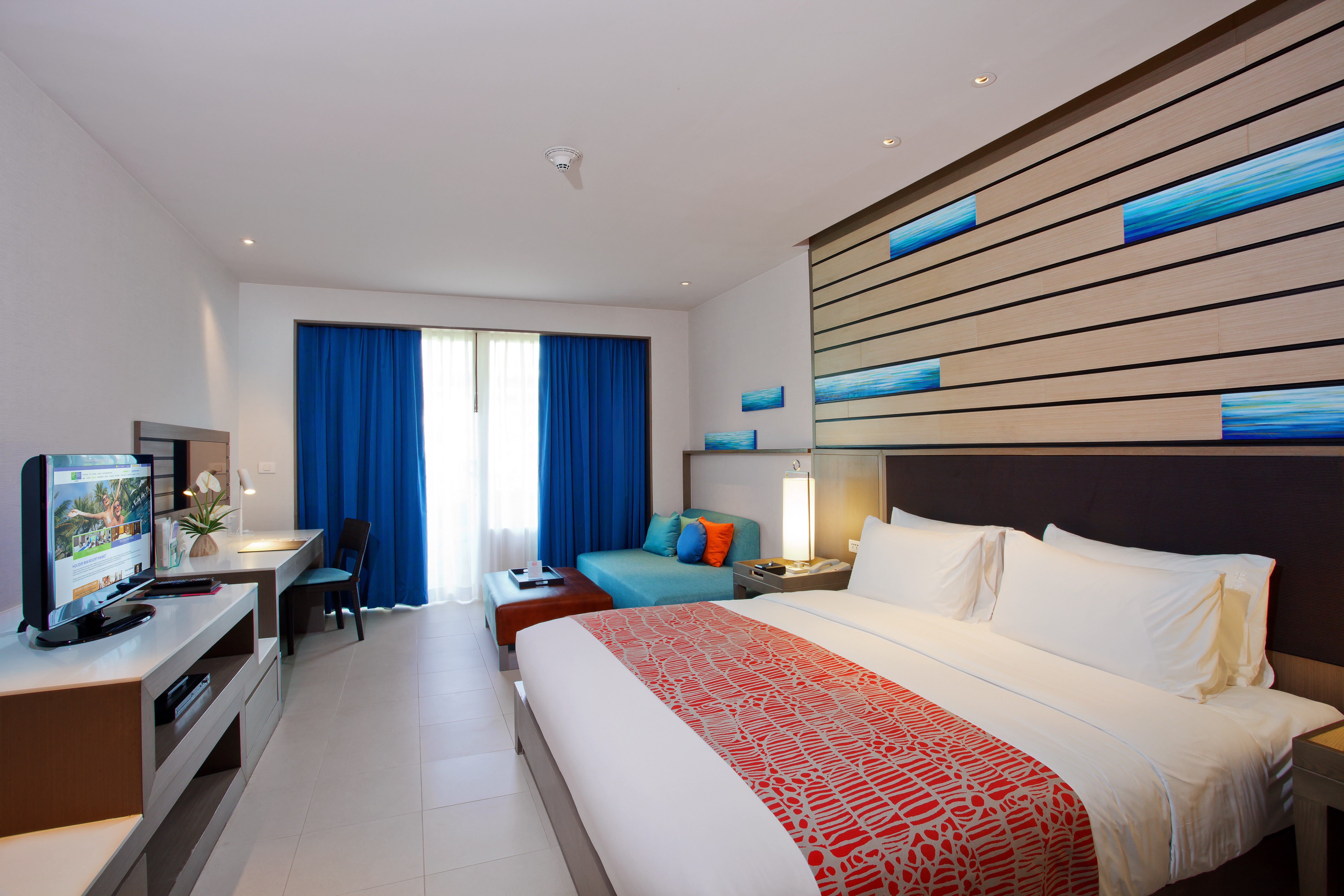 ห้อง Standard Room ของ Holiday Inn Resort Phuket ตกแต่งโทนอบอุ่นสไตล์รีสอร์ต