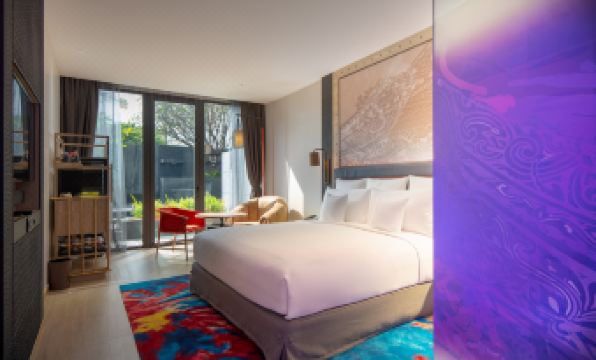 ห้องพักดีไซน์ทันสมัยของ Hotel Indigo Phuket Patong พร้อมระเบียงส่วนตัว