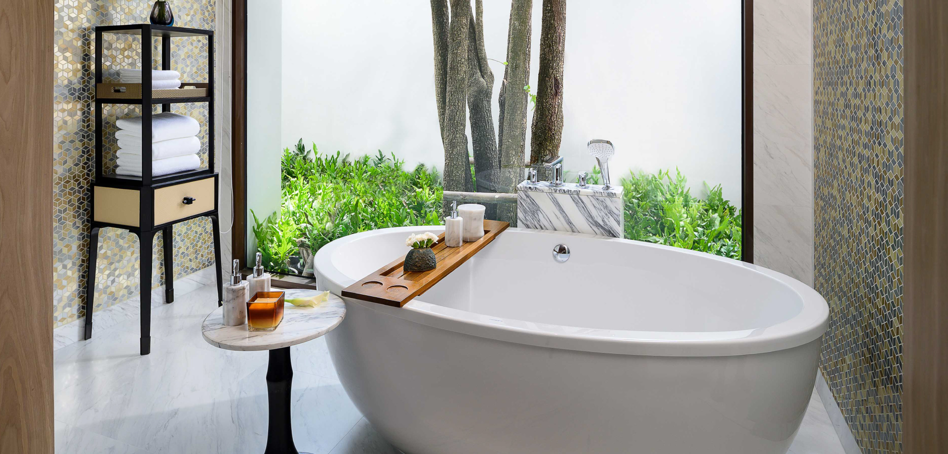 ห้องน้ำวิลลาพร้อมอ่างอาบน้ำลอยตัวและสวนส่วนตัวของ InterContinental Phuket Resort