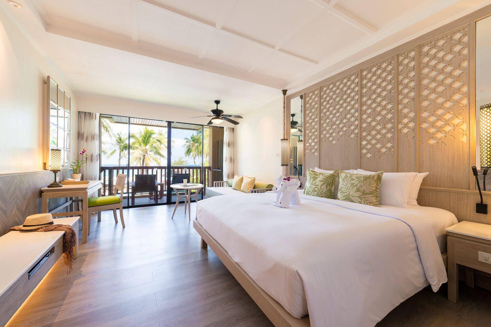 ห้อง Junior Suite ของ Katathani Phuket Beach Resort ระเบียงเปิดเห็นมะพร้าวและทะเลกะตะน้อย
