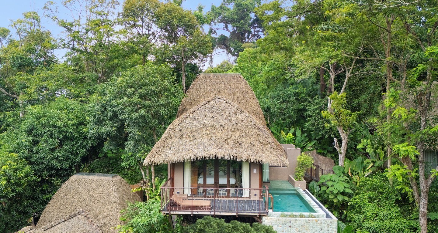 Clay Pool Cottage หลังคามุงจากพร้อมสระส่วนตัวบนเนินเขากมลาของ Keemala