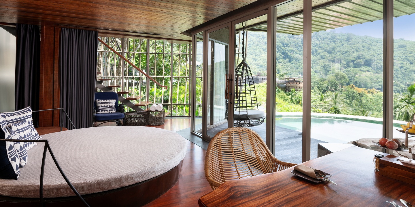 ภายใน Tree Pool House ของ Keemala เตียงกลมกลางห้องกระจกวิวป่าเขียวและสระส่วนตัว