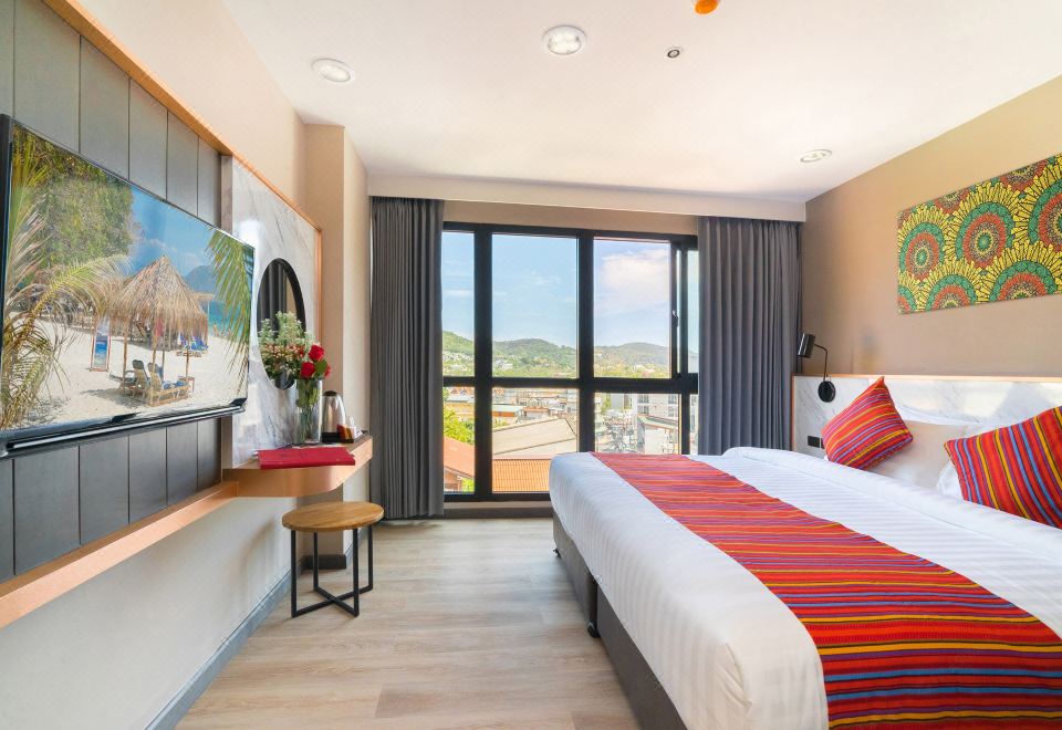 สระว่ายน้ำรูฟท็อปบนชั้น 6 ของ KK Karon Kata Boutique Hotel มองเห็นวิวทะเลและภูเขา